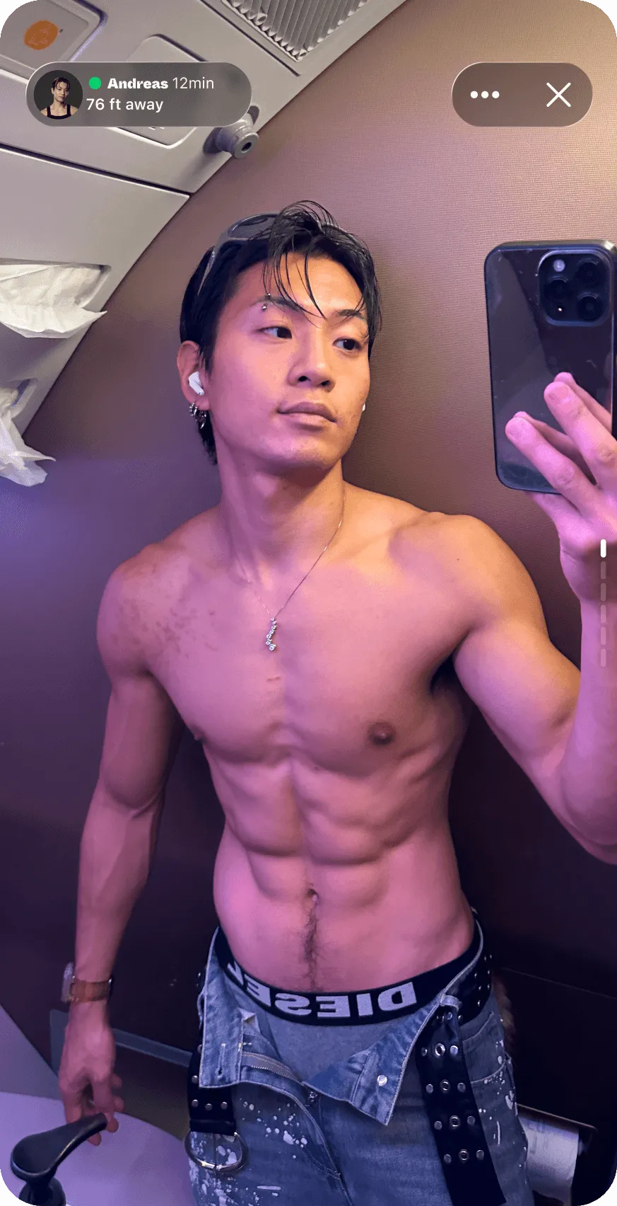거울 사진을 공유하는 멤버
